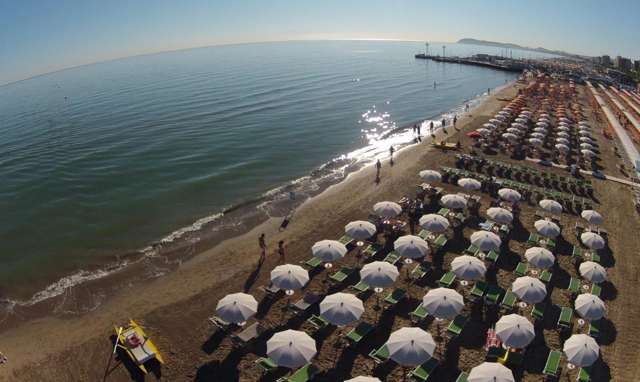 Hotel Rex - Fronte Mare Riccione Exterior foto